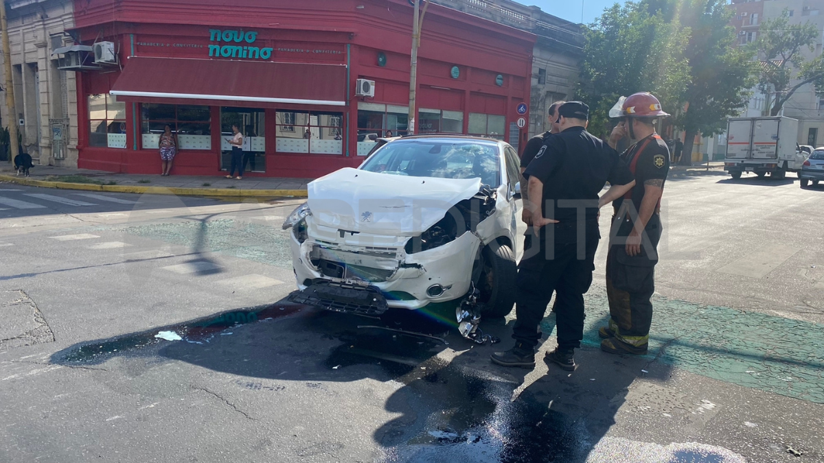 Como saldo del siniestro la conductora del Peugeot y la acompañante del otro auto sufrieron lesiones leves.