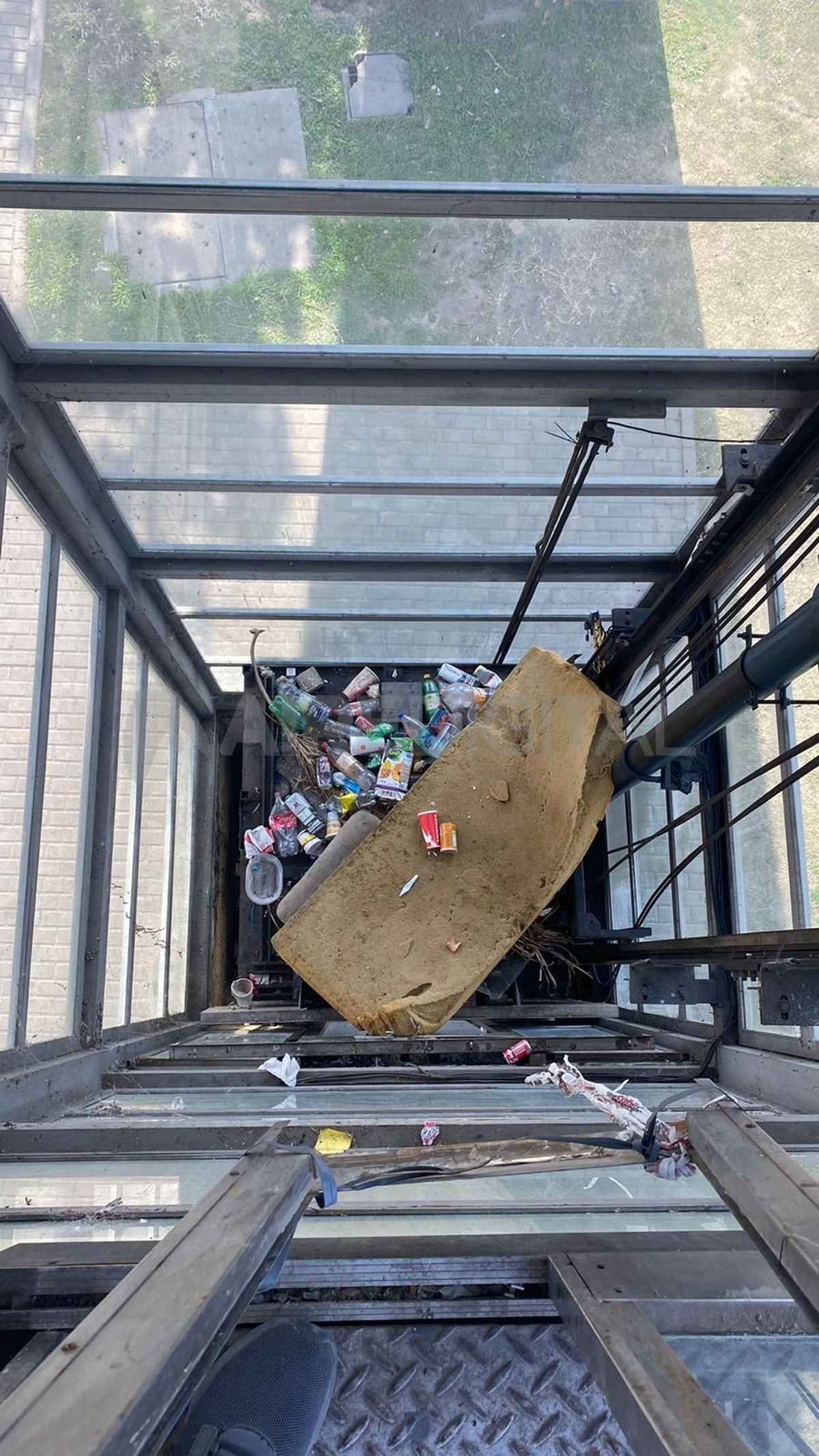 La gente utiliza el hueco del ascensor panorámico de la Plaza Alberdi como un cesto de basura.