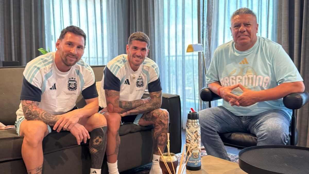 Para mantener la costumbre, Tapia compartió una foto con Messi y De Paul. Para mantener la costumbre, Tapia compartió una foto con Messi y De Paul.