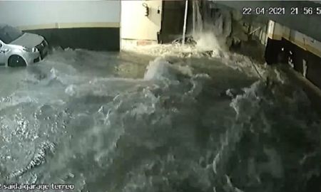 Una pileta se desfondó se inundó el garaje de un complejo de edificios Una pileta se desfondó se inundó el garaje de un complejo de edificios