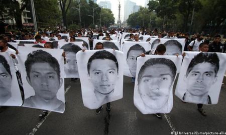 Murillo Karam es el más alto exfuncionario detenido por la desaparición de los estudiantes ocurrida en el sureño estado mexicano de Guerrero. Murillo Karam es el más alto exfuncionario detenido por la desaparición de los estudiantes ocurrida en el sureño estado mexicano de Guerrero.