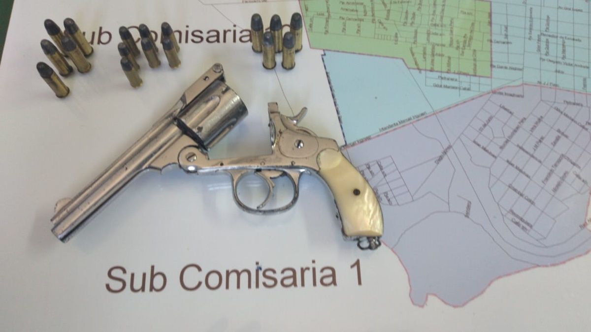 Un revolver cargado y varias municiones fueron encontrados en tenencia de los otros dos aprehendidos