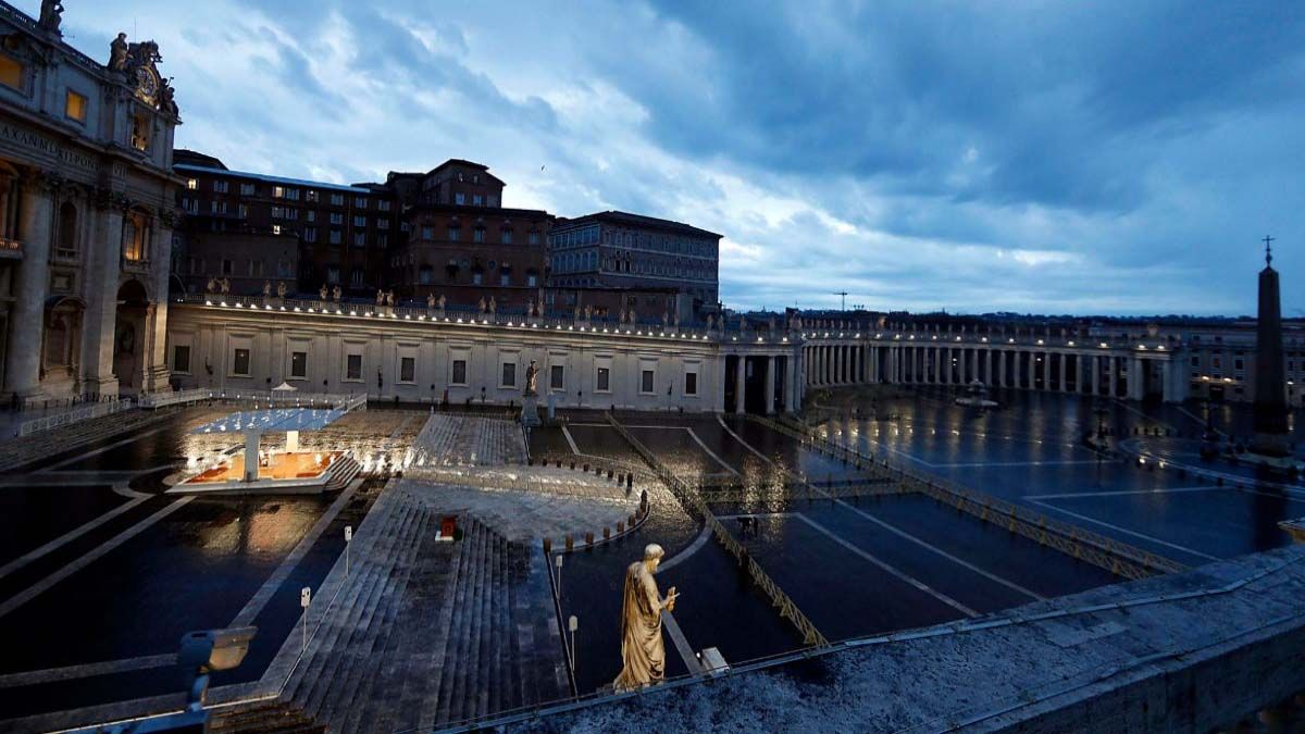 Con la plaza vacía, en medio de la lluvia y al caer la noche, el Papa Francisco bendijo al mundo cuando la pandemia irrumpió en todos los países, provocando miles de muertes diarias.