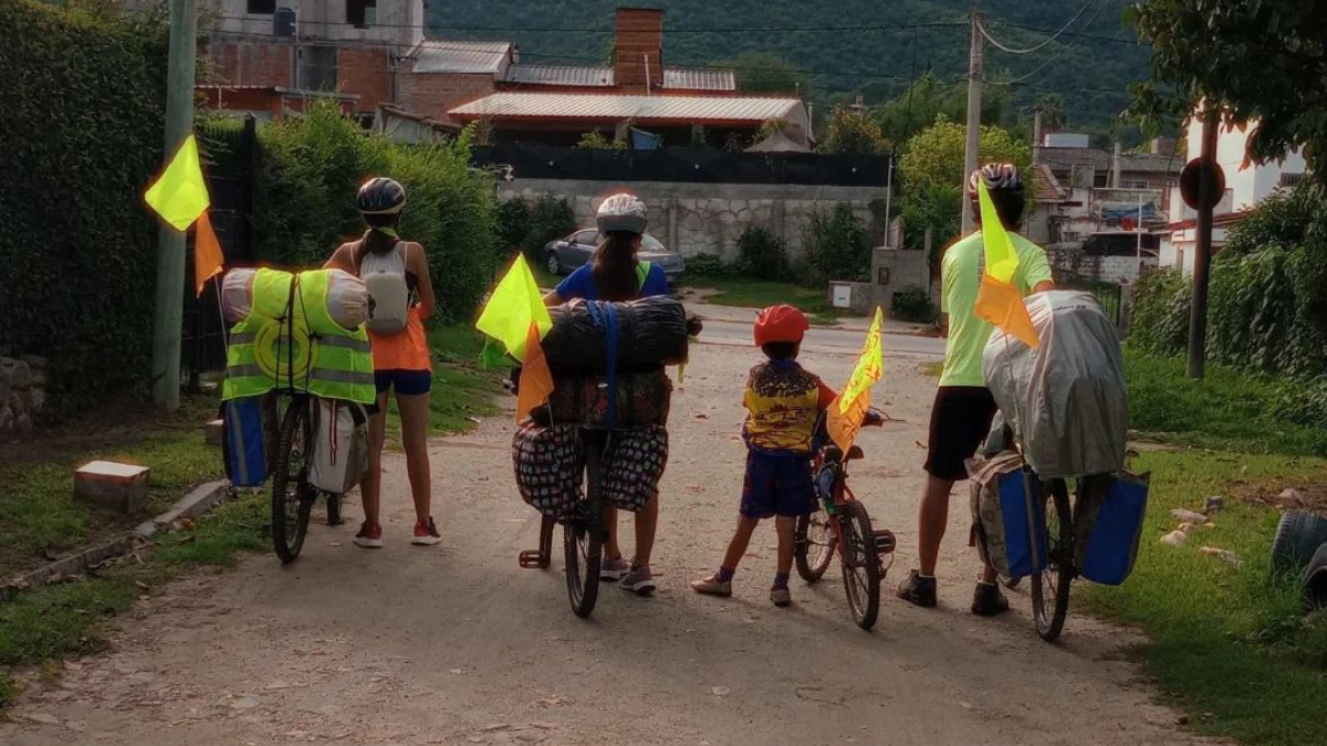 La familia recorre rutas argentinas en bicicleta. La familia recorre rutas argentinas en bicicleta.