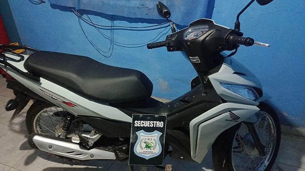 La moto que los delincuentes le sacaron a la víctima tras dispararle.&nbsp;