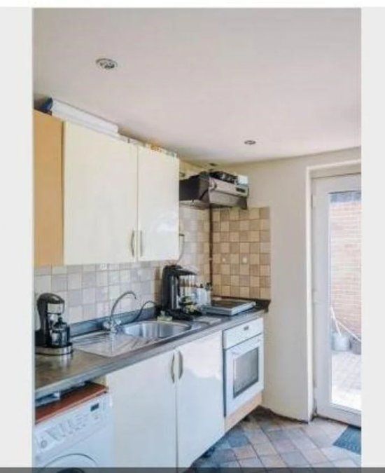 La cocina cuenta con muebles y electrodomésticos de primera