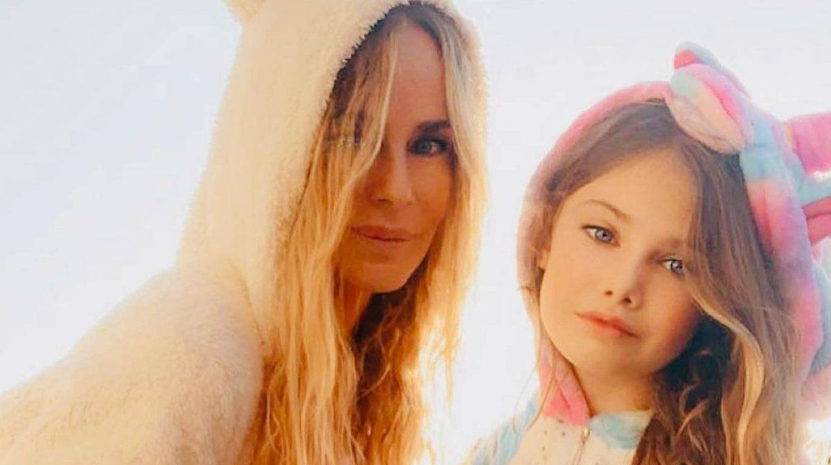 Sabrina Rojas junto a Esperanza