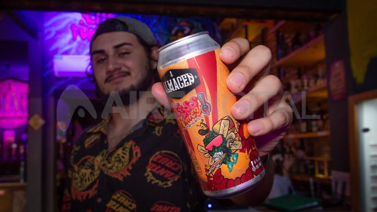 Los diseños de Pol también se convirtieron en el merchandising de un bar de la ciudad.