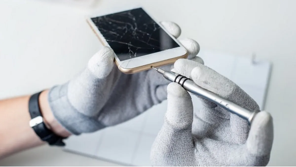 Elegir marcas que fomenten la reparabilidad de sus dispositivos antes que aquellas que se aprovechen de la obsolescencia programada es clave para que los celulares duren más. Elegir marcas que fomenten la reparabilidad de sus dispositivos antes que aquellas que se aprovechen de la obsolescencia programada es clave para que los celulares duren más.
