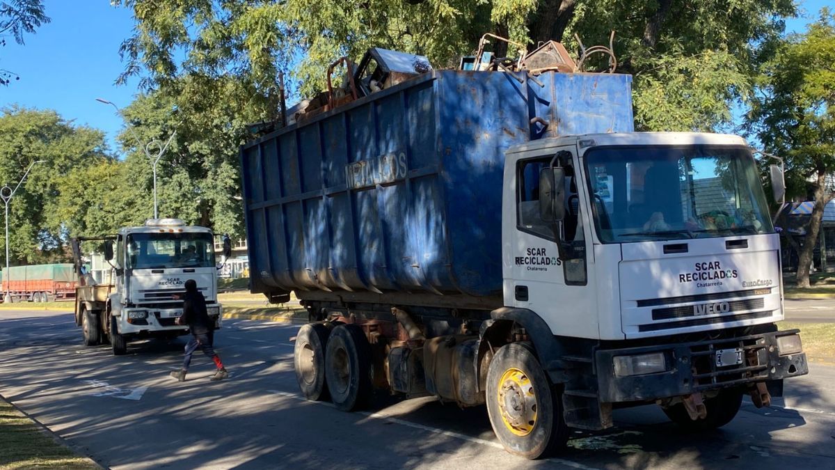 Camión detenido por falla eléctrica en Avenida Alem.
