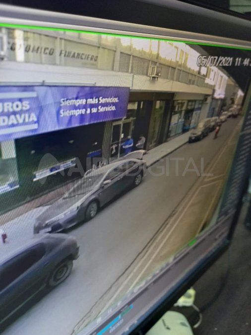 El momento en el que el ladró robó las pertenencias del baúl del auto.