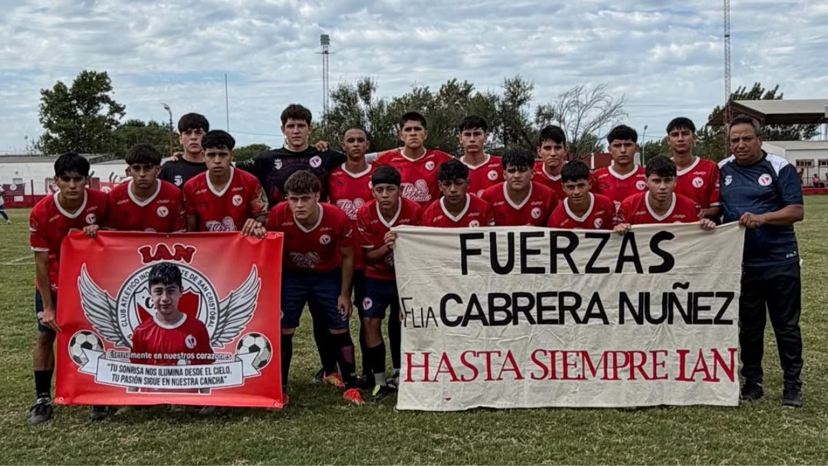 "Hasta siempre Ian", el mensaje que se repitió en todas las categorías del fútbol de Independiente de San Cristóbal. "Hasta siempre Ian", el mensaje que se repitió en todas las categorías del fútbol de Independiente de San Cristóbal.