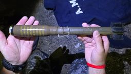 altText(Cirujeaban en la calle y encontraron un proyectil de guerra dentro de una mochila)}