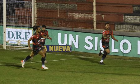 Lautaro Torres festeja el único tanto que le dio la victoria al Patrón ante Boca. Lautaro Torres festeja el único tanto que le dio la victoria al Patrón ante Boca.