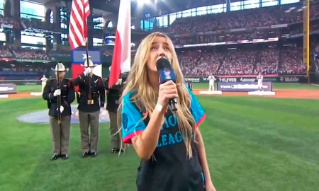 ¡En EEUU! Cantó el himno borracha en la previa de un partido y luego pidió disculpas: irá a rehabilitación. ¡En EEUU! Cantó el himno borracha en la previa de un partido y luego pidió disculpas: irá a rehabilitación.