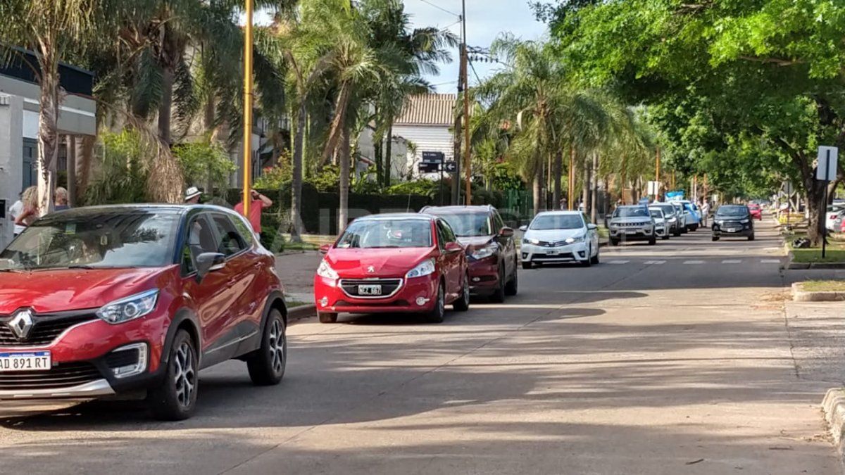 La caravana de padres organizados que pide el regreso a clases presenciales se dirige a la plaza 25 de Mayo de Santa Fe. 