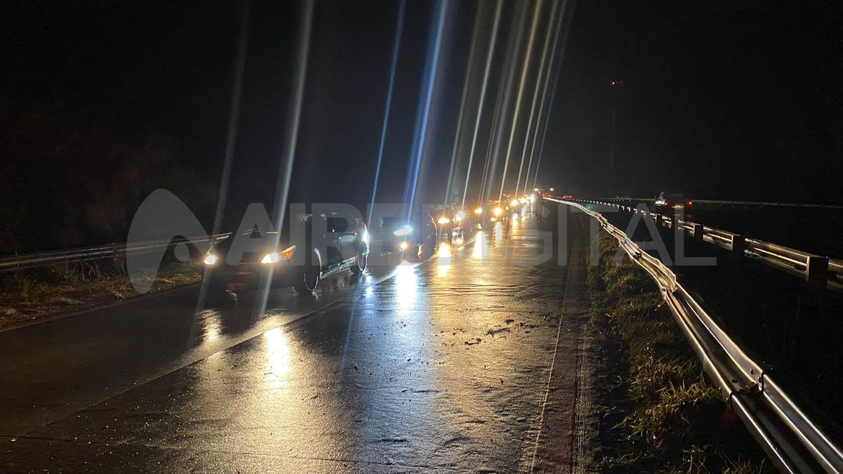 En los pocos minutos que se restringió el tránsito, se formó una larga fila de automóviles sobre la arteria.