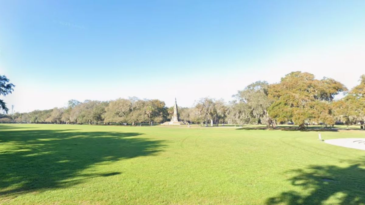 Ocurrió mientras caminaba por un parque público. Ocurrió mientras caminaba por un parque público.