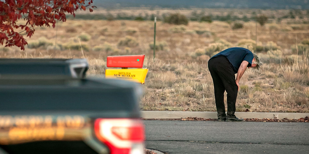 Alec Baldwin tras matar accidentalmente a Halyna Hutchins.