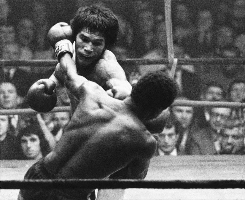 En el 6º asalto, la paliza fue aún peor: Carlos dominó a voluntad y, fue tal el castigo que, por momentos, muchos pensaron que en volaría la toalla desde el rincón del retador. Nápoles sostuvo un breve diálogo con quien lo asistió en su rincón, Angelo Dundee. “Angelo, no veo, no veo nada”, le dijo. “Entonces, mejor la paramos”, le respondió el DT. “Creo que es lo mejor. Hazme el favor, Angelo, porque no puedo seguir”, se resignó Mantequilla.