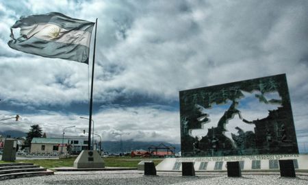 Milei firmó un decreto mediante el cual se reconocerá con el rango de subtenientes de reserva a todos los soldados aspirantes a oficiales de reserva (AOR) que combatieron en el conflicto. Milei firmó un decreto mediante el cual se reconocerá con el rango de subtenientes de reserva a todos los soldados aspirantes a oficiales de reserva (AOR) que combatieron en el conflicto.