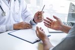 La denunciante sostiene que, en una consulta por su hija en un sanatorio privado de Santa Fe, el médico le levantó la ropa a ella sin permiso para revisarla.