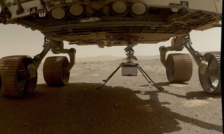 El helicóptero se desprendió del rover y hará su primer vuelo por el planeta, para explorarlo de forma diferente, no antes del 11 de abril. El helicóptero se desprendió del rover y hará su primer vuelo por el planeta, para explorarlo de forma diferente, no antes del 11 de abril.