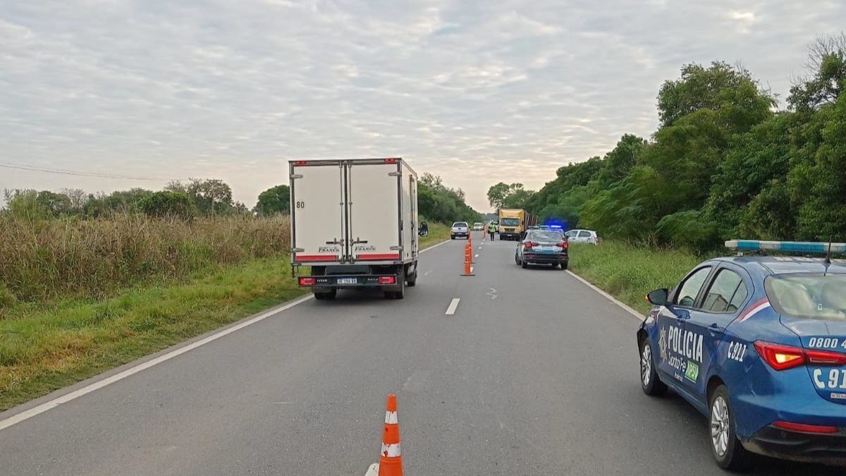 Ruta 11: tras el accidente la policía dispuso paso alternado. Ruta 11: tras el accidente la policía dispuso paso alternado.