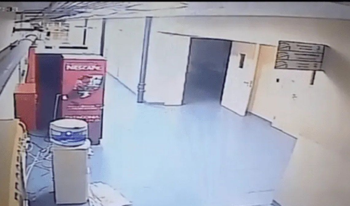 Puerta fantasma se abre de par en par cada madrugada en una fábrica: