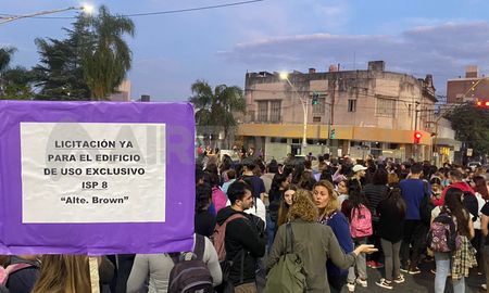 Estudiantes y docentes del Instituto Superior de Profesorado Nº 8 Almirante Brown se manifestaron en inmediaciones de Bulevar Pellegrini y 25 de Mayo. Estudiantes y docentes del Instituto Superior de Profesorado Nº 8 Almirante Brown se manifestaron en inmediaciones de Bulevar Pellegrini y 25 de Mayo.