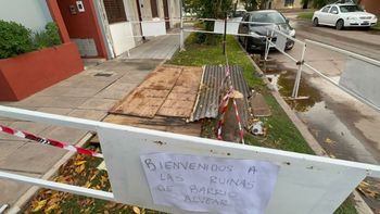 Vecinos de barrio Alvear apelan a la ironía para reclamar respuestas urgentes por un socavón.