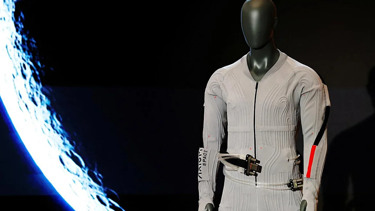 El innovador traje espacial desarrollado por Prada y Axiom Space para la histórica misión Artemis III. &nbsp;
