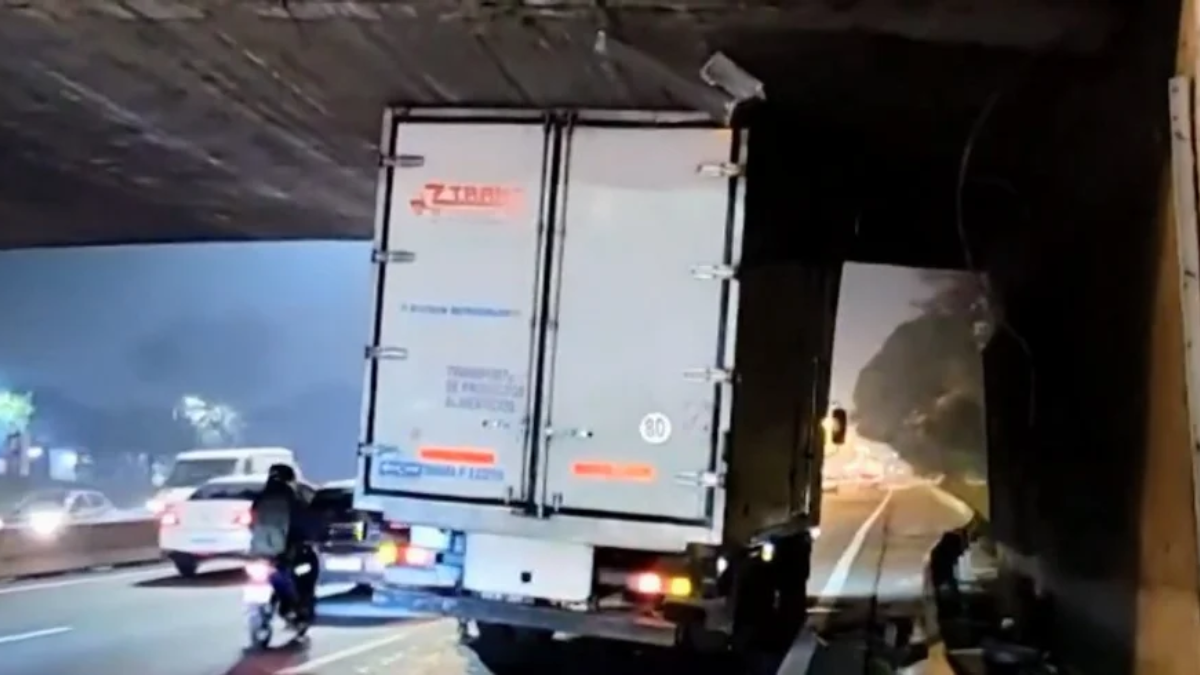 El hecho ocurrió en el cruce con la Avenida de los Corrales, mano al Riachuelo y el vehículo obstruía una parte de la calzada. El hecho ocurrió en el cruce con la Avenida de los Corrales, mano al Riachuelo y el vehículo obstruía una parte de la calzada.