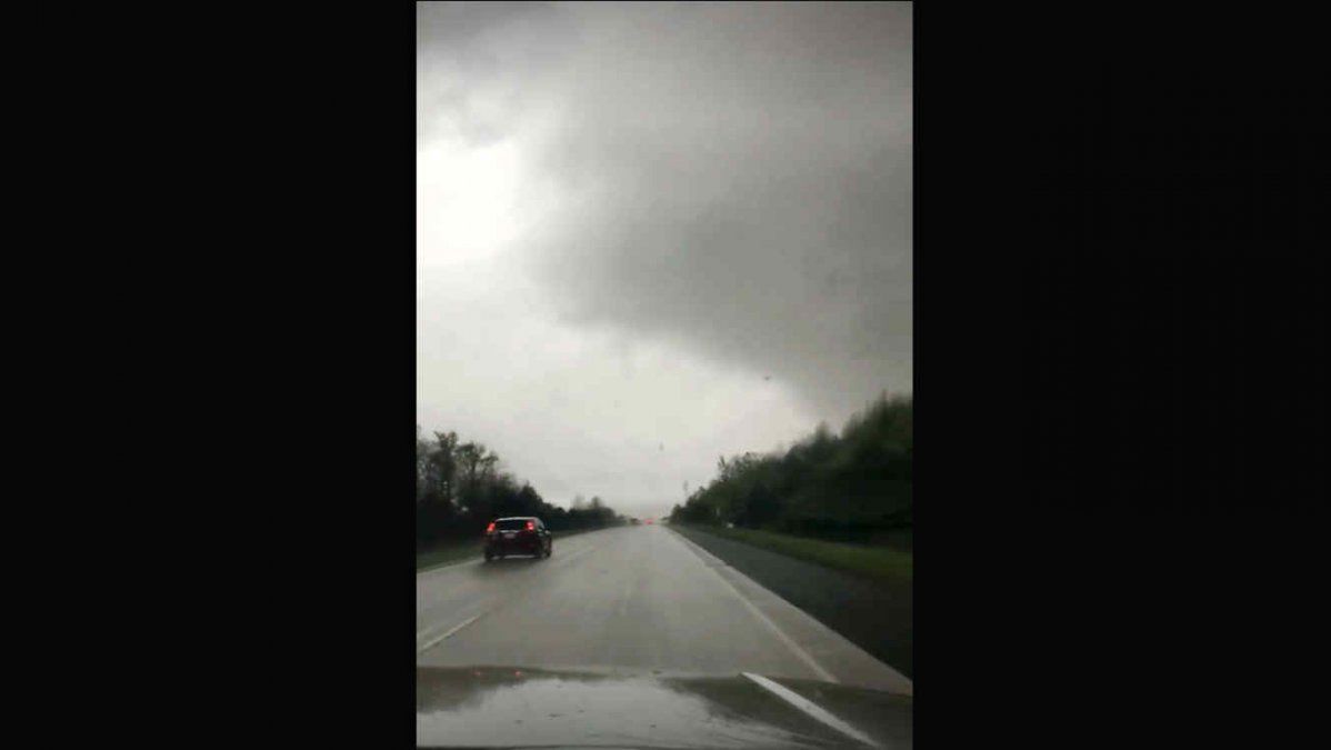 Momento en que una pareja atraviesa un tornado con su auto