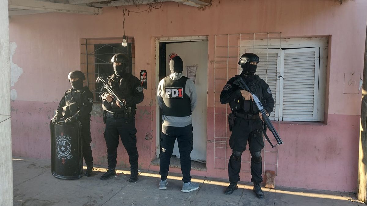 Policías de la PDI junto con grupos tácticos. Policías de la PDI junto con grupos tácticos.