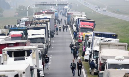 Los fleteros se manifiestaron este lunes en la salida de la autopista de Rosario a Buenos Aires. Los fleteros se manifiestaron este lunes en la salida de la autopista de Rosario a Buenos Aires.