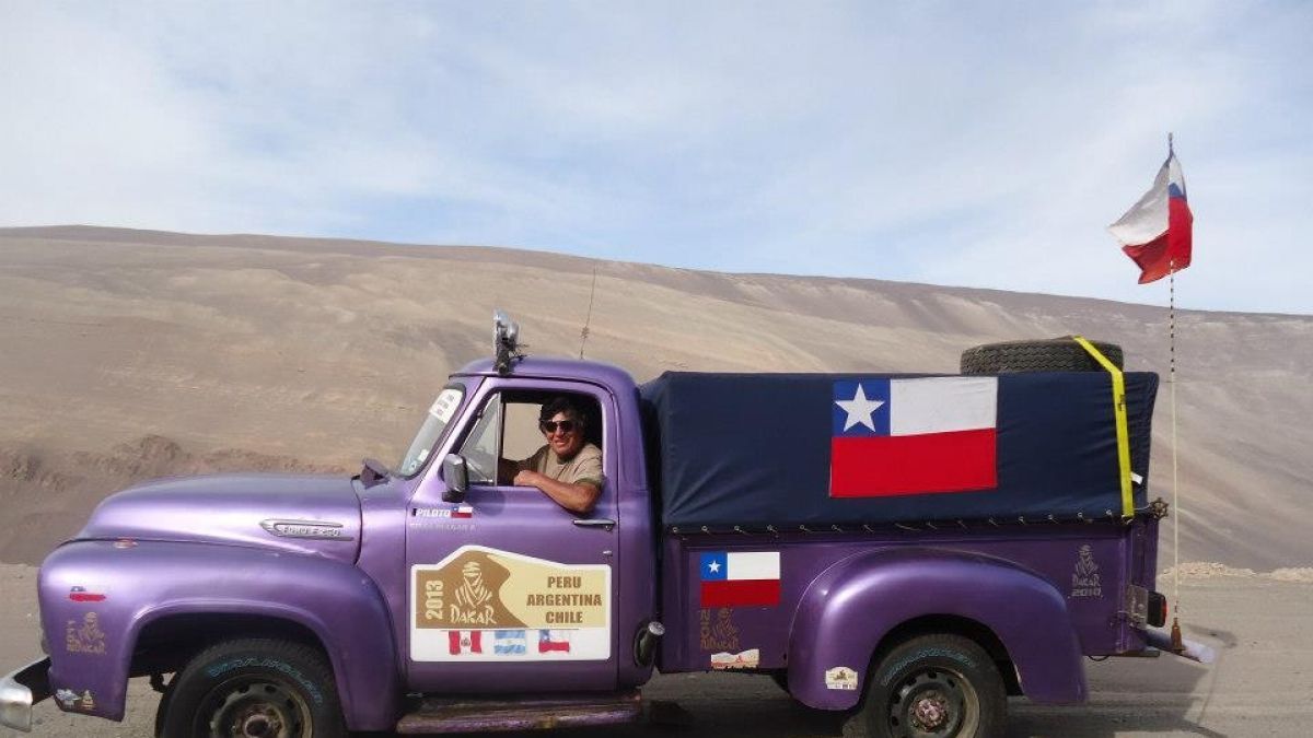 Chileno cumple una década de pasión por Dakar en camioneta vintage