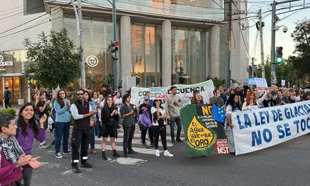 Agrupaciones ambientalistas y opositoras al gobierno se manifestaron este miércoles contra la Ley de Glaciares en Santa Fe. Agrupaciones ambientalistas y opositoras al gobierno se manifestaron este miércoles contra la Ley de Glaciares en Santa Fe.