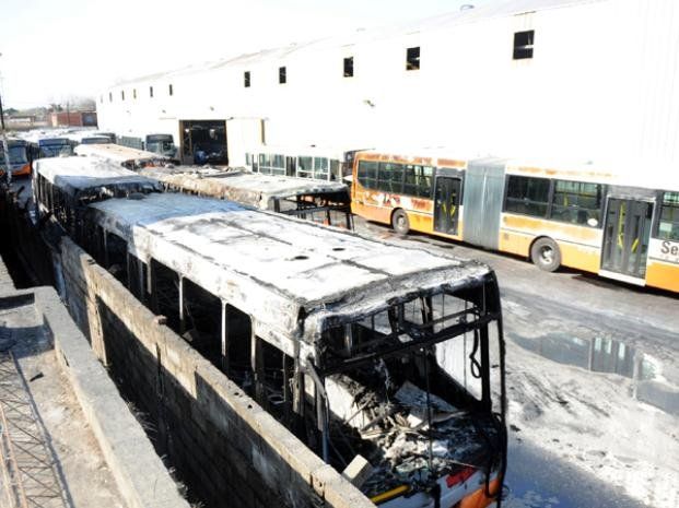 Rosario: un feroz incendio en el galpón de la Semtur destruyó varios colectivos durante la madrugada
