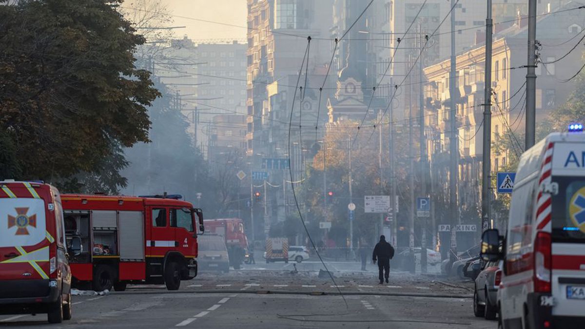 Una vista muestra una calle después de un ataque con drones rusos