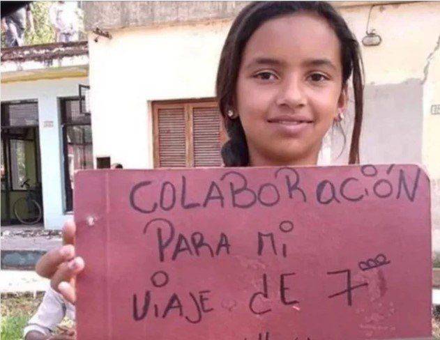 Tiene 13 años y vende limones en un semáforo para pagarse el viaje de egresados