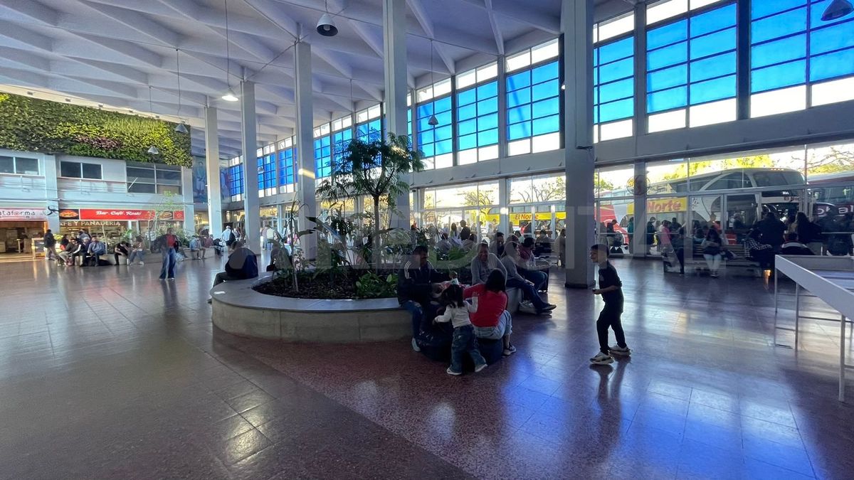 La Terminal de Ómnibus de Santa Fe registra gran cantidad de personas que viajan por el fin de semana largo.