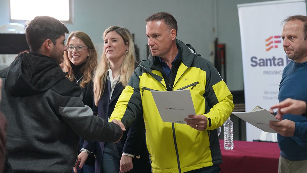 “Para una familia, tener la escritura significa tranquilidad y la certeza de que ese hogar les pertenece definitivamente”, afirmó el ministro Lisandro Enrico.