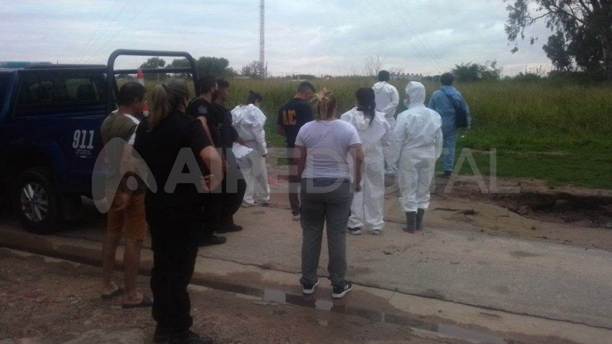Hasta el lugar llego personal policial y peritos de la Agencia de Investigación Criminal que constataron el deceso de la persona hallada.