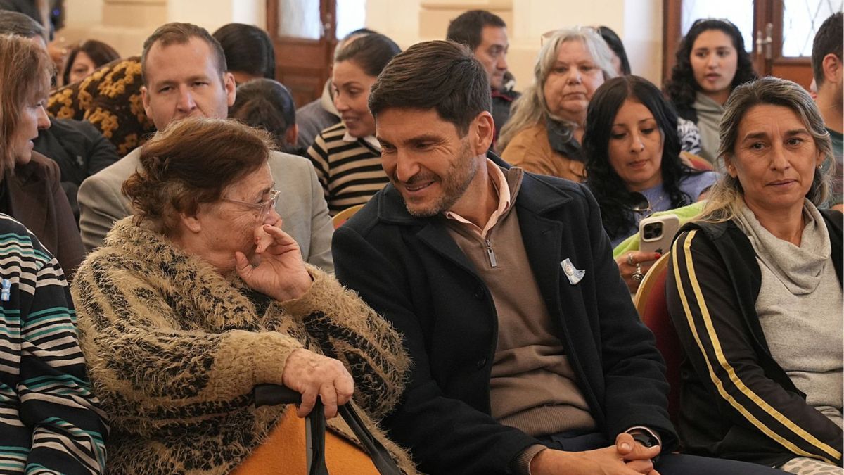 El mandatario provincial subrayó además el impacto que tiene la escrituración en la vida cotidiana de las familias. El mandatario provincial subrayó además el impacto que tiene la escrituración en la vida cotidiana de las familias.