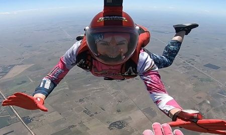 Betina Azugna nunca imaginó que terminaría convirtiéndose en una de las mujeres protagonistas del paracaidismo en Sudamérica. Betina Azugna nunca imaginó que terminaría convirtiéndose en una de las mujeres protagonistas del paracaidismo en Sudamérica.