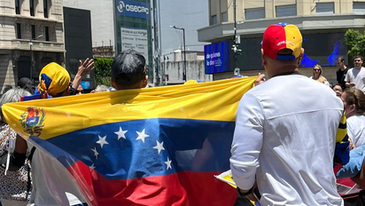 Venezolanos celebran en el Obelisco la detención de Nicolás Maduro