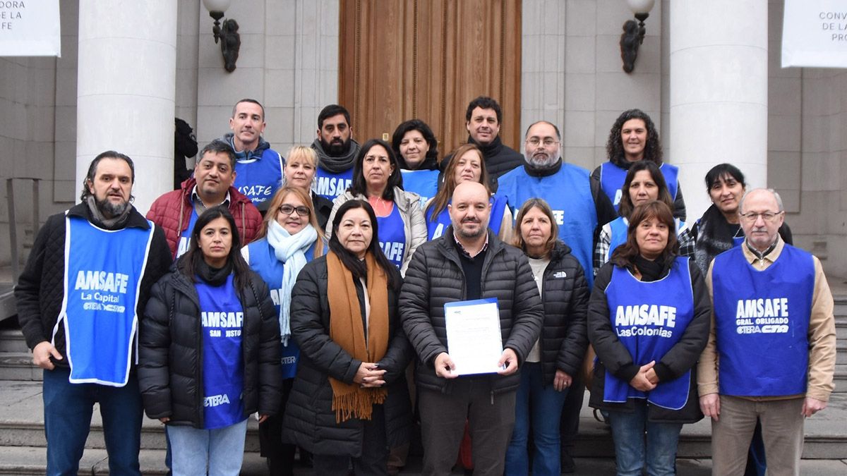 Los documentos fueron firmados por el secretario general del gremio