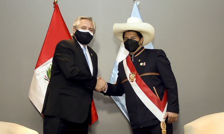 El presidente seguirá aislado al menos hasta el jueves. El presidente seguirá aislado al menos hasta el jueves.