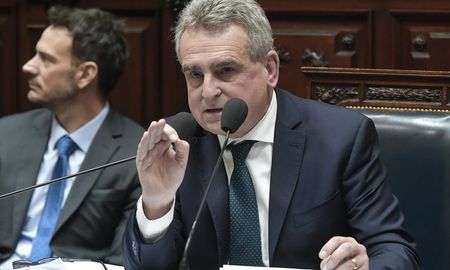 Agustín Rossi llamó a todos los partidos a invitar a los electores a votar. Agustín Rossi llamó a todos los partidos a invitar a los electores a votar.